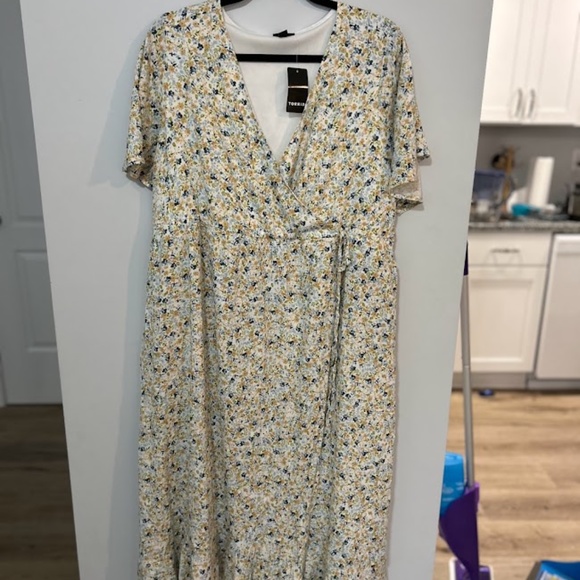 Torrid Floral Maxi Wrap Dress NWT - Picture 2 of 10